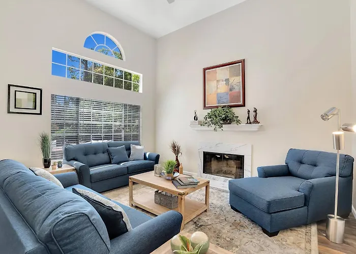 Upscale Family & Group Friendly Spacious Home