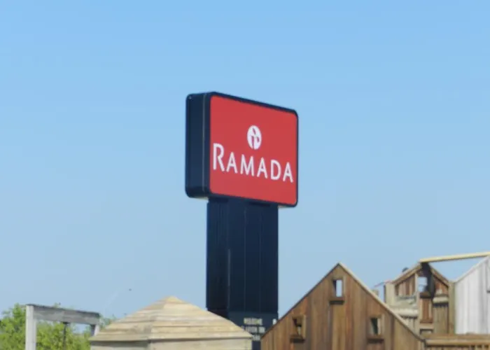 Ramada By Wyndham Williamsburg And Wasserbahn Waterpark