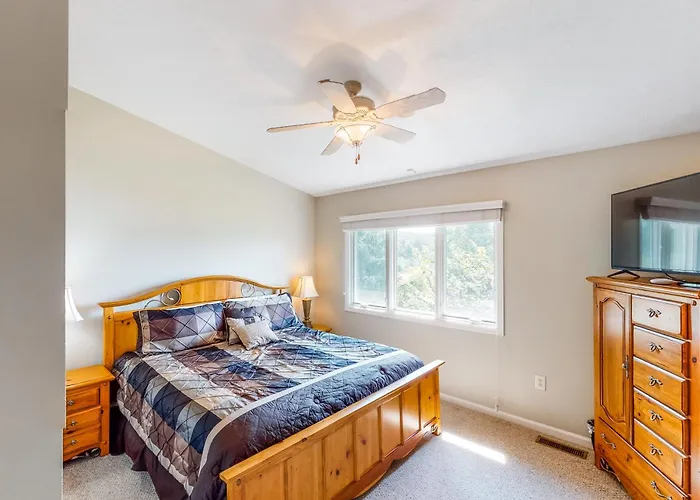 Lakefront Cabin Sleeps 6 Deck Hot Tub Pool Table