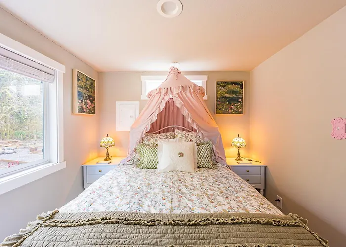 Rainforest Tiny Home Retreat #16 Floral Cottage