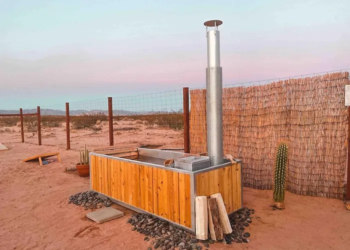 Airstream Desert Stay | Hot Tub, Views, Stargazing