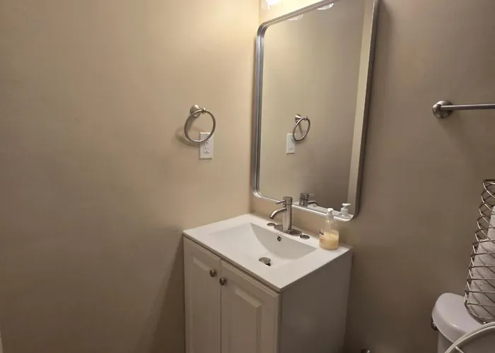 Private Queen Room With Smart Tv Guesthouse