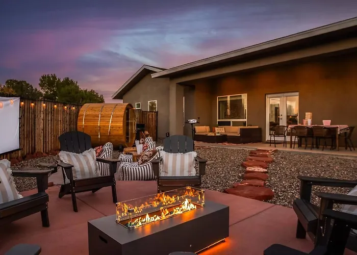 Cactus Hollow~Spa~Sauna~Cold Plunge~Theatre~Golf