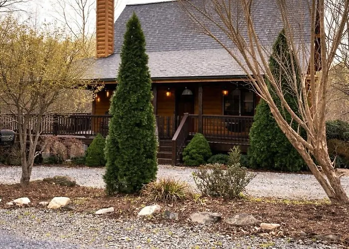 Fox Lake Cabin Retreat! Hot Tub, Games, Fire Pit, Sleeps 8