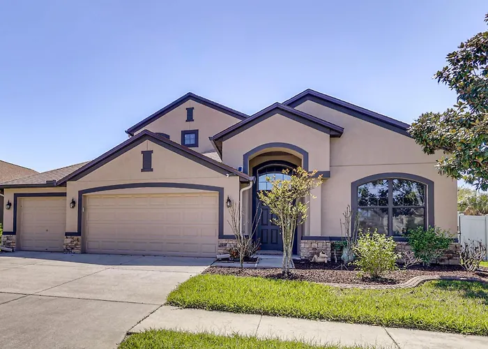 Extended Stay In Tampa Area! Spacious Home W/ Yard