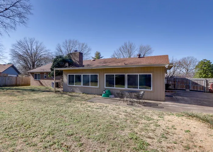 Near Trails & Dtwn Springdale! Dog-Friendly Home