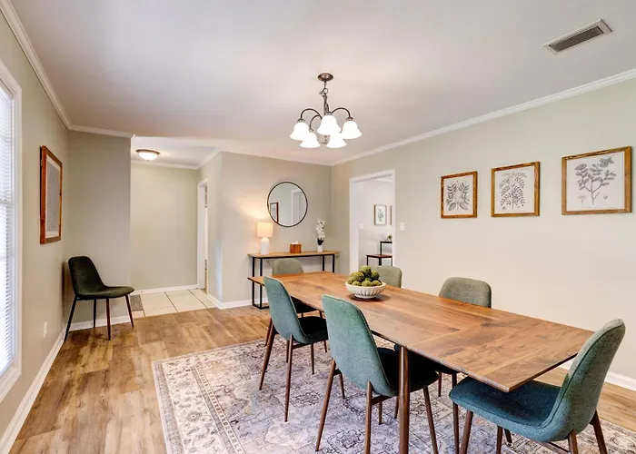 Spacious Updated Ranch W Fireplace And Firepit