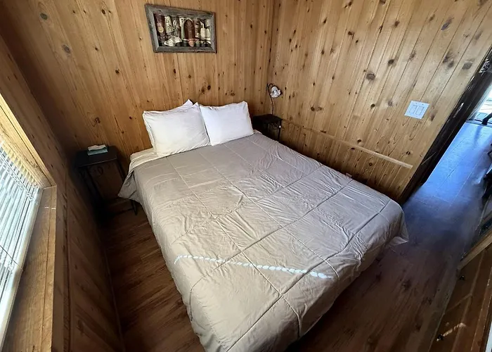 Cozy Mountain-Style Cabin With Scenic Sierra Nevada Views Near Lone Pine, California