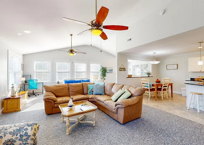 Fo10 Island Home With A Shared Pool, Open Layout, Balcony, & Ac - Dog-Friendly