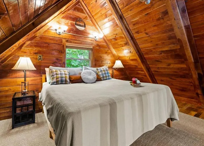 Romantic Hideaway- Pet Friendly, Hot Tub, Firepit