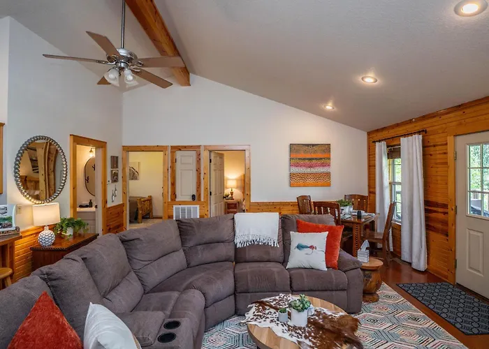 Riverfront Little Red Cabin, Hot Tub, World-Class Trout Fishing, Views & Boat Access