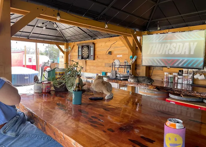 Fiona-Cozy Retro Camper By Sequoia & Kings Canyon
