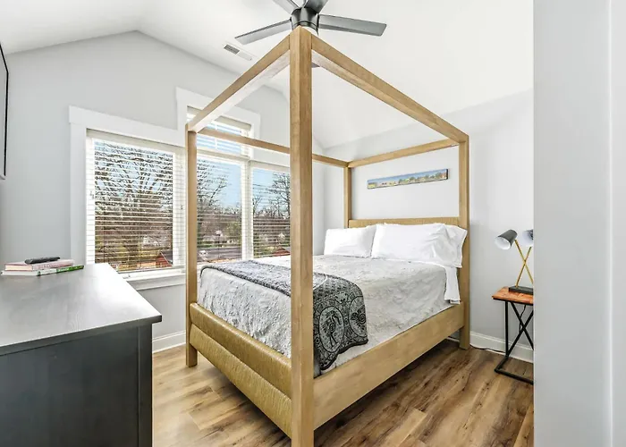 Rowen Tree Queen Room