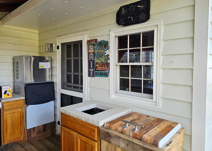 Historic Old Oak Cottage-Great Water Views!