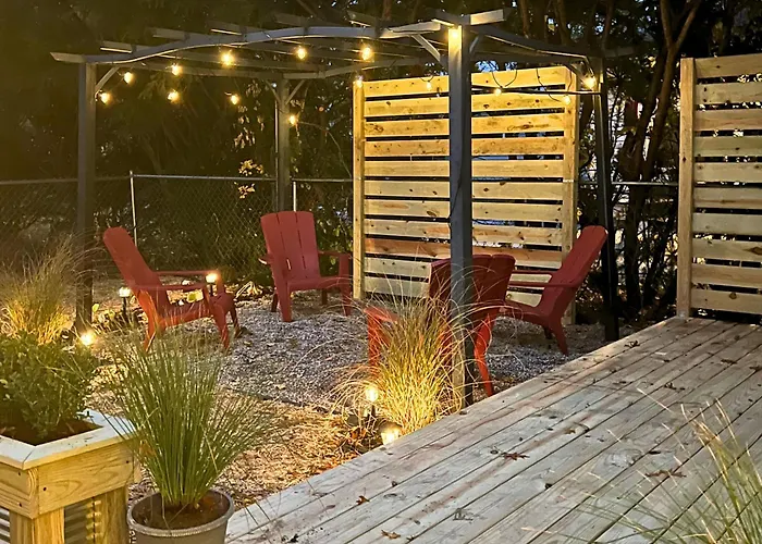 The Cozy Mitten 2 Bedroom1 Bath, Fenced Yard