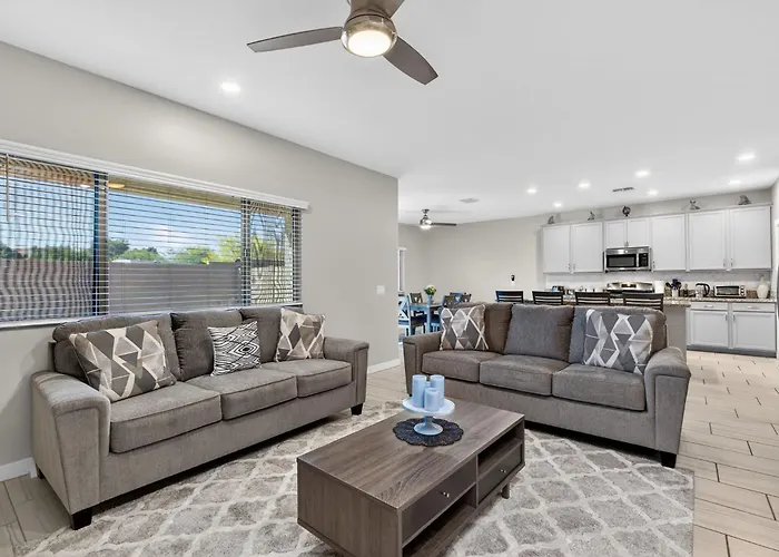 Spacious 4Br Retreat Sleeps 8 Near Spring Training