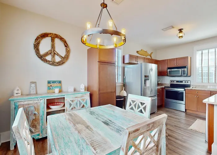 2-Story Beach Cottage With Pools Hot Tub Gym Patio & Ac - Dog-Friendly
