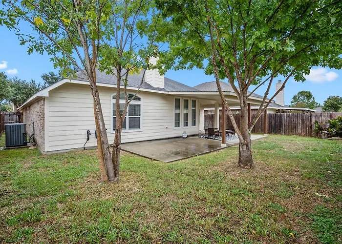 Cypress Gem, Cozy, Central & Pet-Friendly Retreat