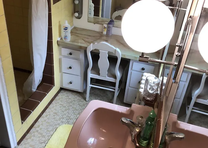 Quiet Way E Side Private 25X30' Loft Great Value 1Qb 1Ba Kitchenette