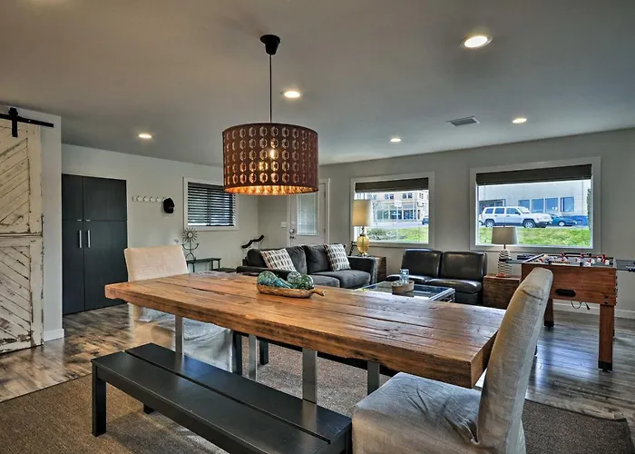 Riverfront Astoria Condo On Pier, Walk Everywhere