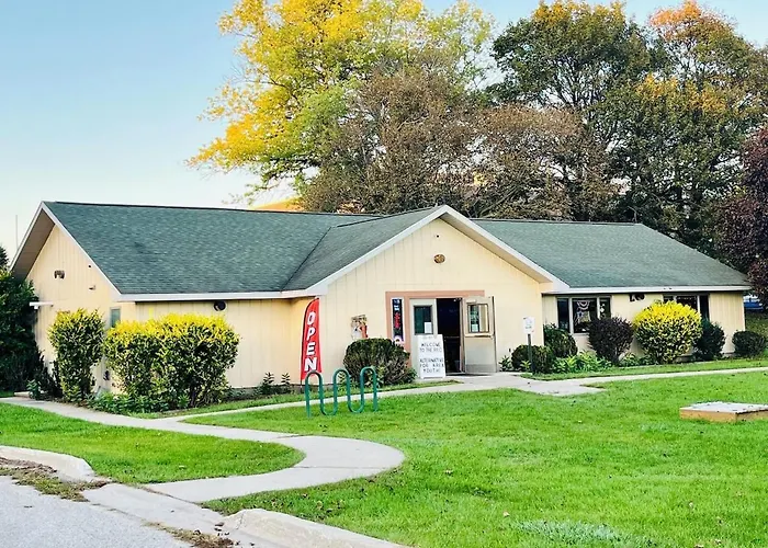 Spacious 5-Bedroom House Walking-Distance To Downtown Manistee And 1St St Beach!