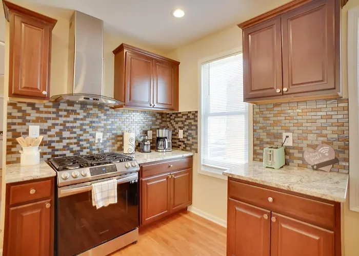 Walk To Kinnickinnic Ave! Newly Updated Abode