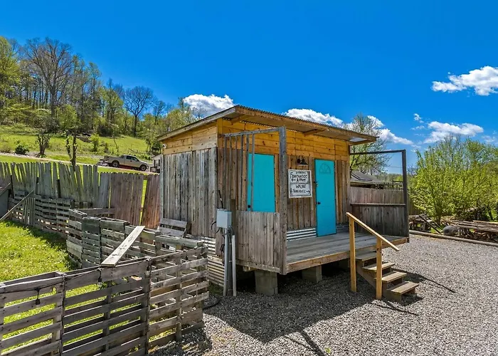 Creekside A-Frame Retreat With Treehouse Views, Hammock Lounge & Indoor-Outdoor Shower In New Port, Tennessee