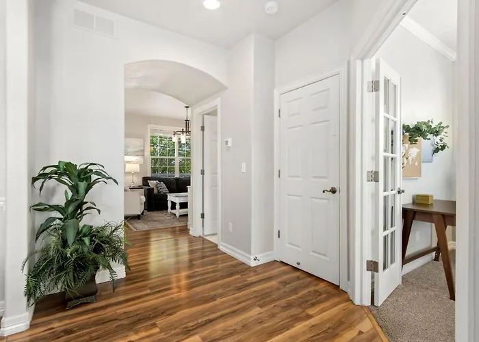 Cozy Family Home With Game Room And Big Yard