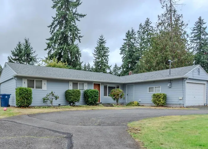 7 Min Airport Rambler, Fenced Yard