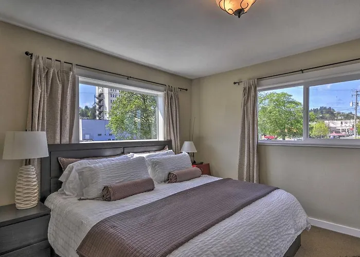 Waterfront Astoria Condo On Pier With Balcony