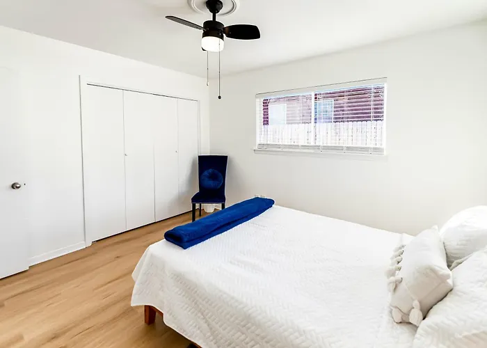 Walk To Campus: Creekside Austin Duplex!