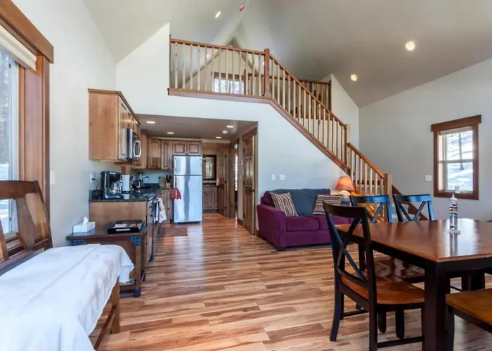 Inviting Vacation Cabin With Mountain Views Near Glacier National Park, Montana
