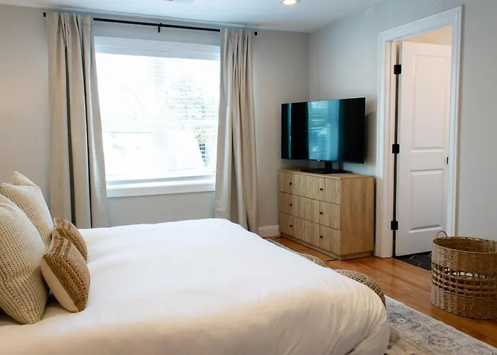 New Modern Coastal Stay - Private Beach Access