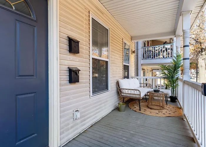 Columbus Park - Lower- 1 Bed Close To River Market