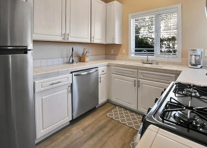 Steps To Beach, Restaurants, Wharf, Boardwalk, Shops, Pet Friendly, Fast Wifi, Lighthouse