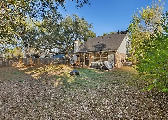 Spacious Home + Hot Tub + Fire Pit + Play Loft
