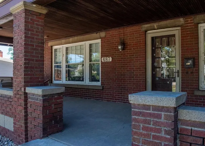 4Br- Downtown Christmas Home