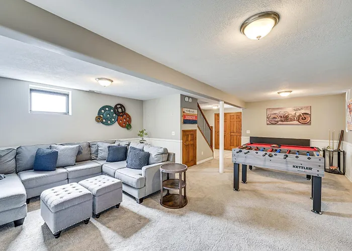 Steps To Cedar Lake! Group Getaway W/ Game Room
