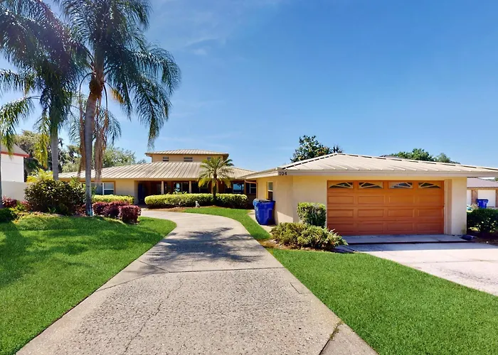 Dog-Friendly Lakefront Home With Private Dock & Beach - Snowbirds Welcome