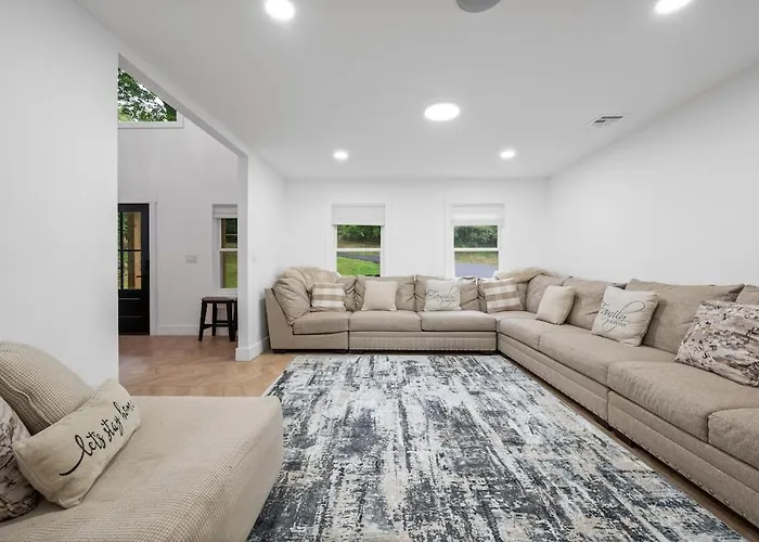 Spacious 8 Bedroom Family Summer Escape Large Pool