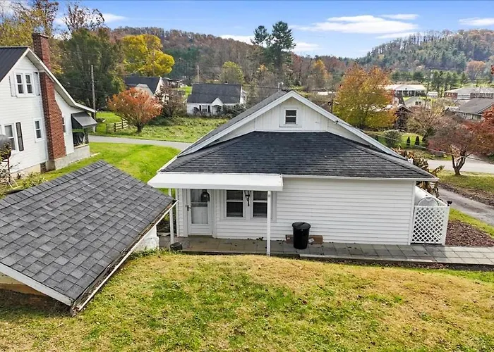 Charming Galax Retreat! Pet Friendly! Minutes From New River! Hill Haven