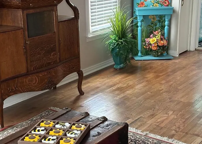 Three Queens Entire House 3 Beds