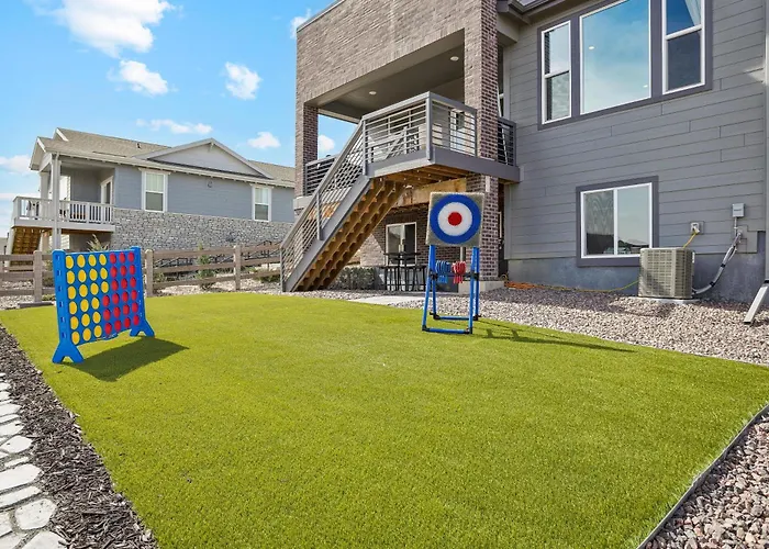 New Modern Retreat With Mountain Views, Fire Pit & Deck