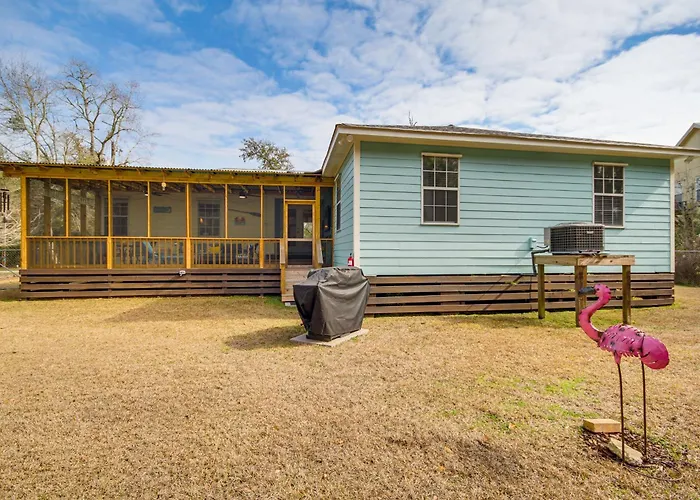 'Sea La Vie' Coastal Getaway Steps From The Beach