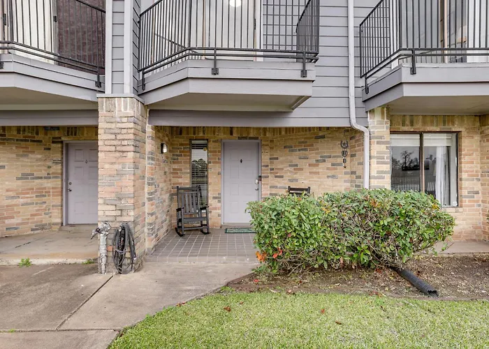 Lake-View Townhome W/ Pool Access In Houston Area!