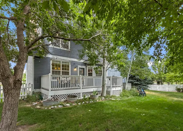 Cozy Family Home With Game Room And Big Yard