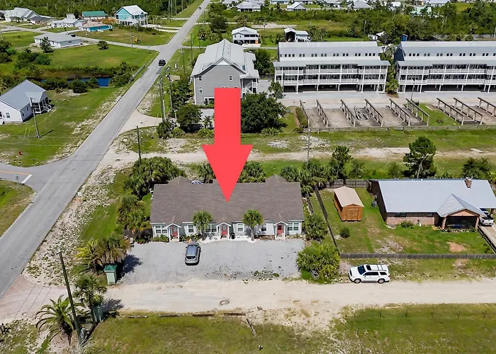 Stylish Ocean-Area Home With Generous Space And Short Walk To The Beach