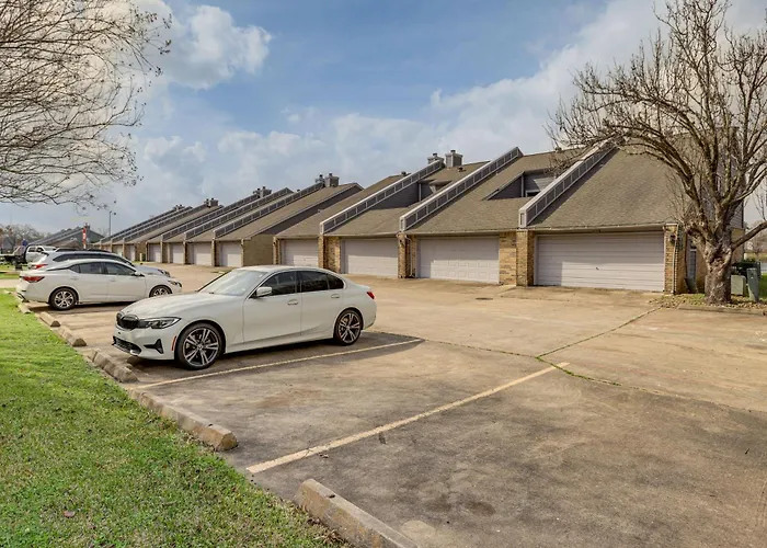 Lake-View Townhome W/ Pool Access In Houston Area!
