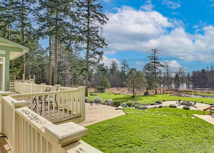 Hot Tub & Pond View! Private Friday Harbor Retreat