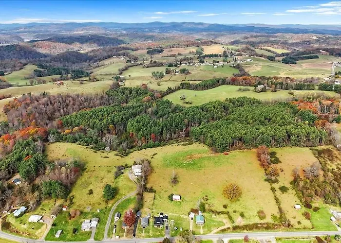 Charming Galax Retreat! Pet Friendly! Minutes From New River! Hill Haven